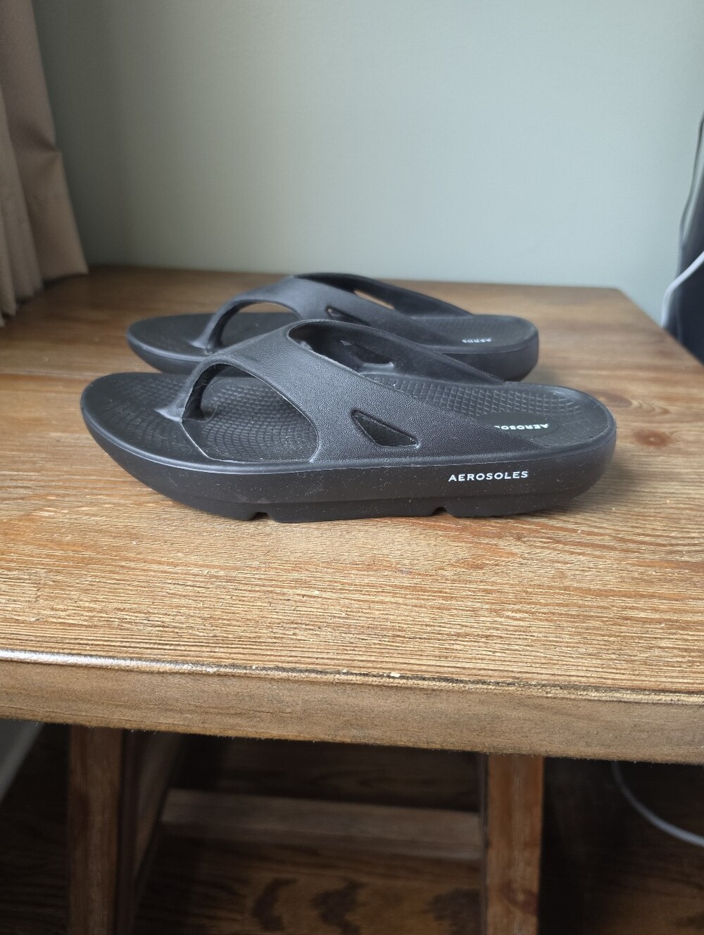 AEROSOLES 8 NWOT Black Cushioned Foam Flip Flops